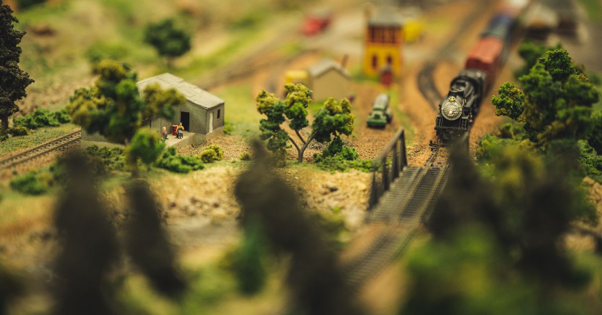 Tren miniatura de cuerda restaurado sobre una mesa de madera